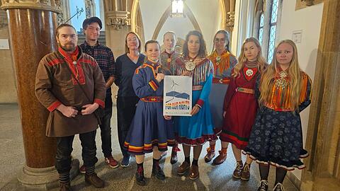 Vertreterinnen und Vertreter des S&aacute;mi-Parlaments im Rathaus mit Stadtr&auml;ten (v.l.): Beaska Niillas, Christian Schwarzenberger (Die Linke), Katharina Horn (Die Linke), Camilla Therese Karlsen, Eva Maria Fjellheim, Laila Helen Eira, Agnes Svakko, Elen Anna Solberg, Ayla Nutti. Nicht im Bild, aber aus Norwegen zugeschaltet: Die S&aacute;mi-Rentierz&uuml;chterin Elise Holtan Pavall &Aring;rbogen.