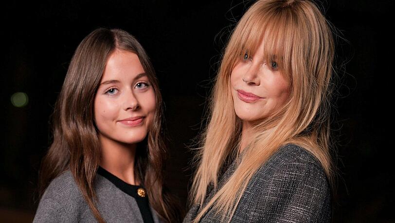 Faith Margaret Kidman-Urban l&auml;chelt gemeinsam mit ihrer ber&uuml;hmten Mutter Nicole Kidman (r.) in die Pariser Kameras.