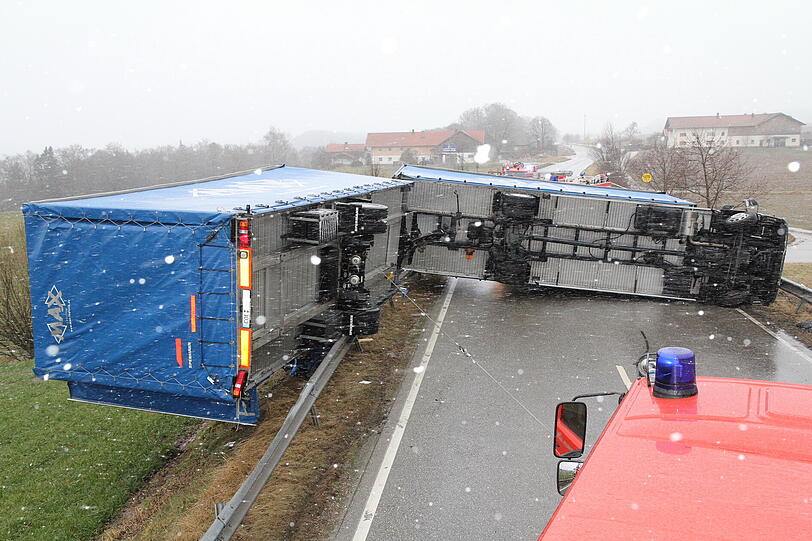 Starker Wind macht Bayerns Straßen unsicher: Am Freitag erfasste eine Windböhe einen LKW - der dadurch umstürzte und die Fahrbahn in beide Richtungen blockierte. Der Fahrer hatte Glück - er wurde nur leicht verletzt. Die Bilder!