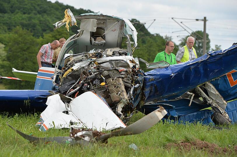 Die einmotorige Propellermaschineliegt am 14.06.2013 in der Nähe der Ortschaft Diebach (Bayern) nach einem Absturz auf einem Acker.