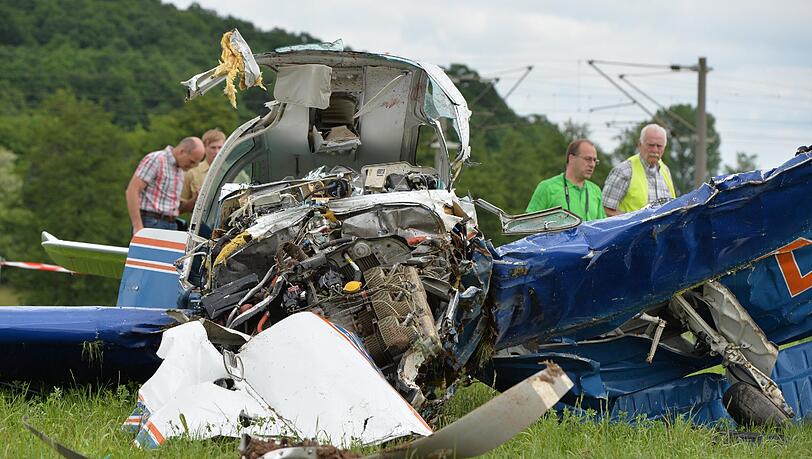 Die einmotorige Propellermaschineliegt am 14.06.2013 in der Nähe der Ortschaft Diebach (Bayern) nach einem Absturz auf einem Acker. Die einmotorige Propellermaschineliegt am 14.06.2013 in der Nähe der Ortschaft Diebach (Bayern) nach einem Absturz auf einem Acker.
