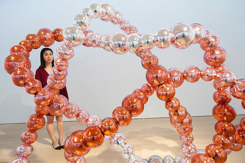 Eine Besucherin betrachtet eine Skulptur des französischen Künstlers Jean-Michel Othoniel in Hong Kong.