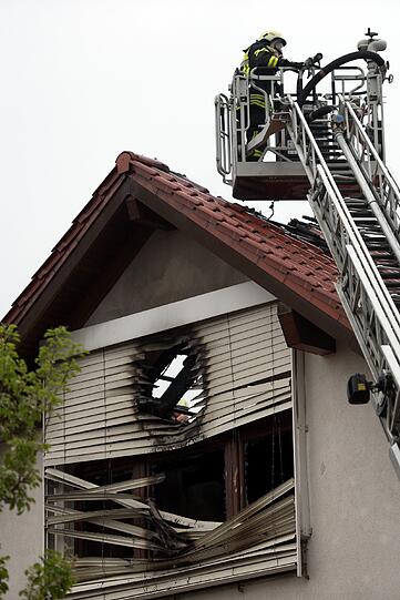 In diesem Wohnhaus in Köln lagen die beiden Leichen. Die Feuerwehr ist noch mit den Löscharbeiten beschäftigt.