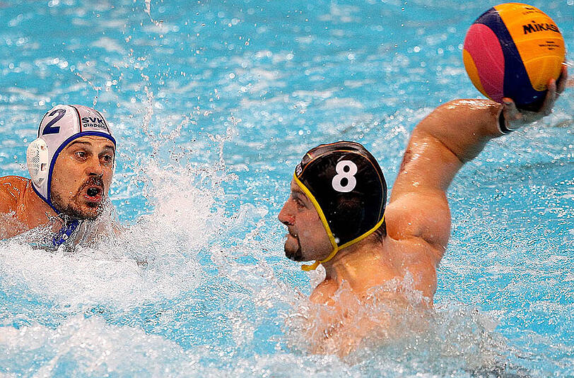 Der deutsche Wasserball-Nationalspieler Paul Schüler (rechts) im Vorrundenspiel gegen die Slowakei.