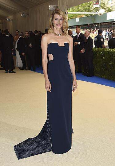 Top: Laura Dern in einem Traum in Blau und goldener Statementkette
