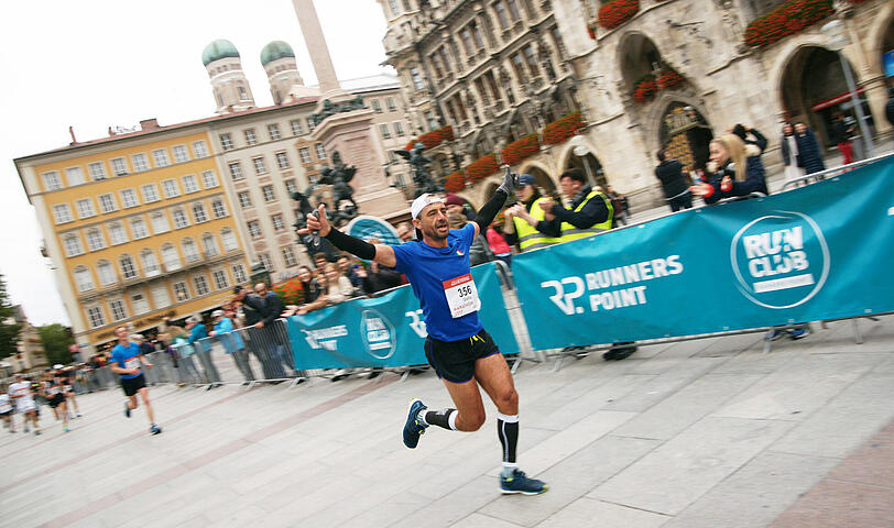 Wo sonst die Touristen zu den Schäfflern raufstarren, sind am Sonntag tausende Sportler vorbeigelaufen.