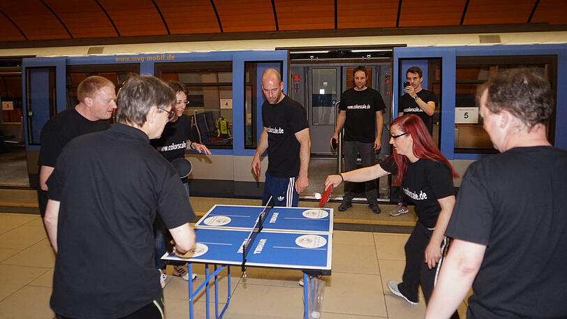 Ein Tischtennis-Match in der fahrenden U-Bahn oder am Bahnsteig &ndash; das war am Sonntag beim zweiten "Münchner U-Bahn Tischtennis-Turnier" möglich. Die Bilder.