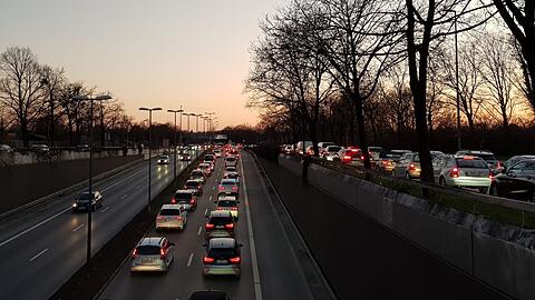 Auf dem Mittleren Ring stauen sich regelmäßig die Autos.
