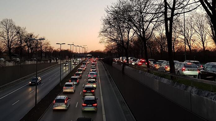 Auf dem Mittleren Ring stauen sich regelmäßig die Autos.