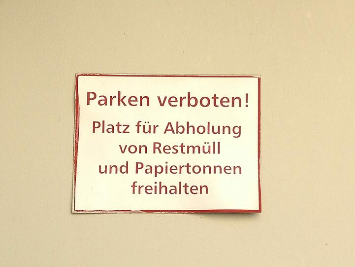 In diesen Innenhof in der Maxvorstadt darf man fast gar nichts - zumindest wenn es nach den Schildern geht.