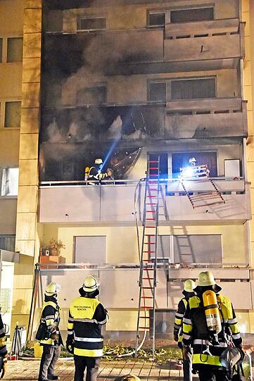 Das Feuer brach auf einem Balkon im zweiten Stock aus und griff auf die Wohnung über.