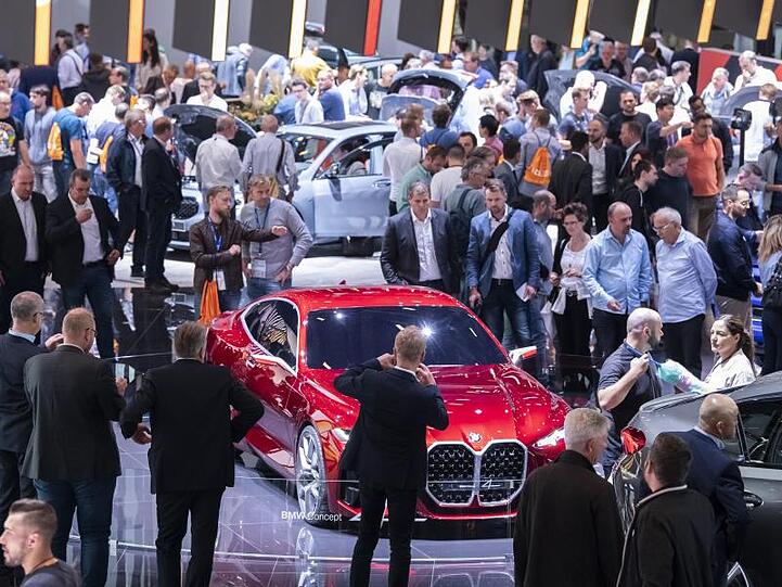 Messebesucher der IAA schauen sich auf dem Messestand von BMW das Concept 4 Fahrzeug an. Foto: Silas Stein/dpa/Archivbild