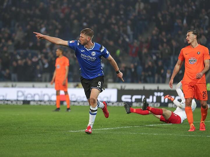 Bielefeld-Torschütze Fabian Klos feiert seinen Treffer zum 2:0-Endstand gegen Aue.
