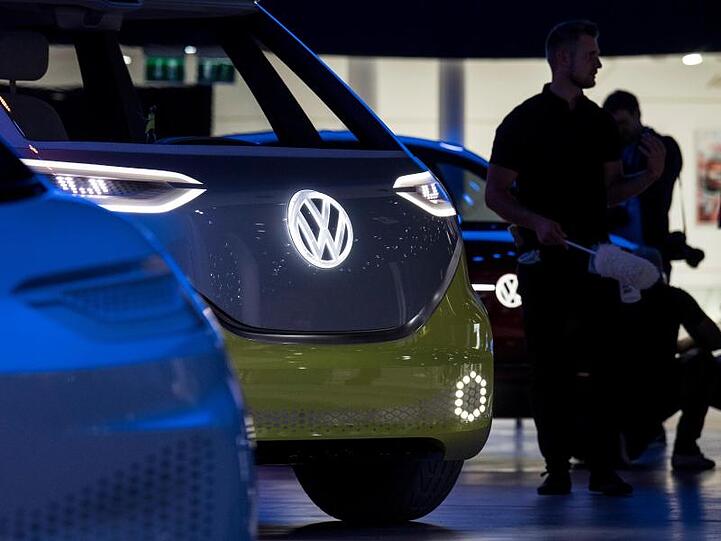 Das VW Emblem auf der Konzeptstudie "VW ID Buzz" leuchtet am Stand von Volkswagen auf der Automesse IAA.