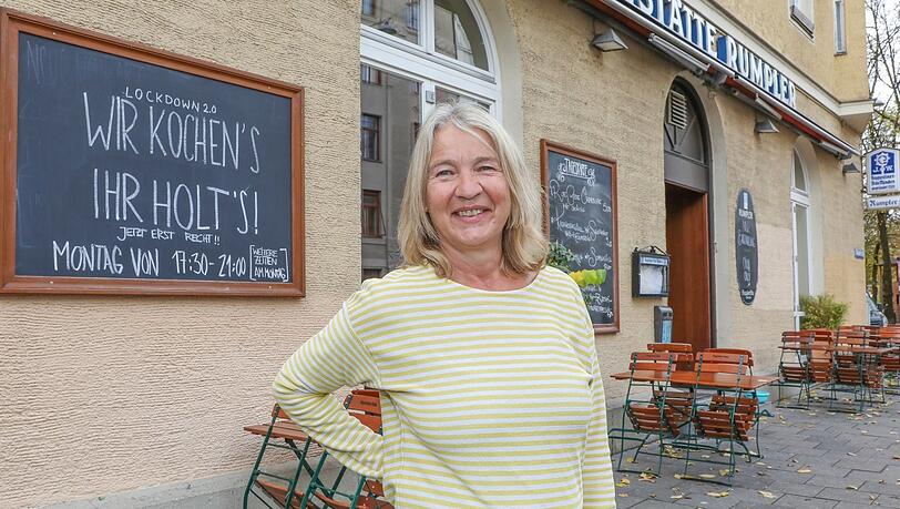 "Wir kochen's, ihr holt's" hat Wirtin Karin Nessenius (65) vor ihrer Kneipe "Rumpler" im Glockenbachviertel an eine Tafel geschrieben. "Wir kochen's, ihr holt's" hat Wirtin Karin Nessenius (65) vor ihrer Kneipe "Rumpler" im Glockenbachviertel an eine Tafel geschrieben.