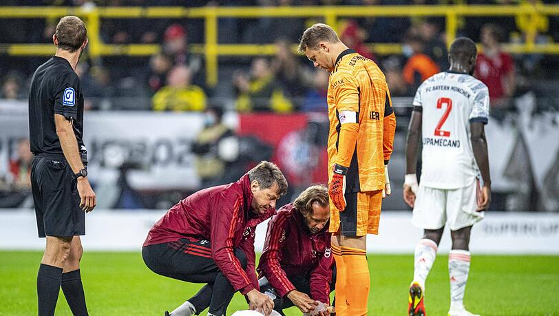 Manuel Neuer (r.) wird während des Supercups behandelt.