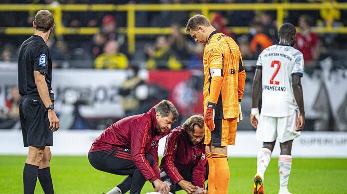 Manuel Neuer (r.) wird während des Supercups behandelt.