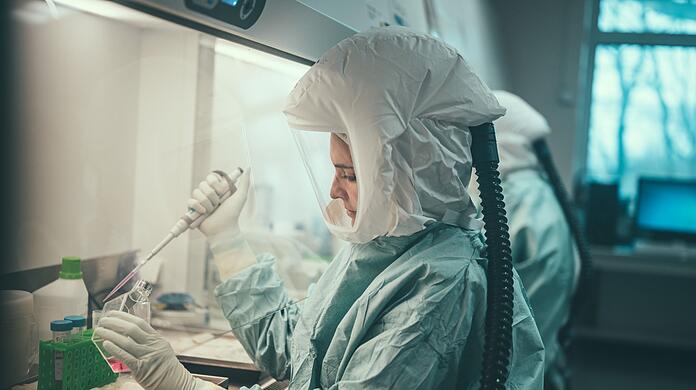 Eine Frau arbeitet im Institut für Mikrobiologie der Bundeswehr in München, wo erstmals in Deutschland bei einem Patienten das Affenpockenvirus zweifelsfrei nachgewiesen wurde.
