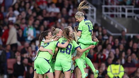Pauline Bremer (l) vom VfL Wolfsburg jubelt nach ihrem Treffer.