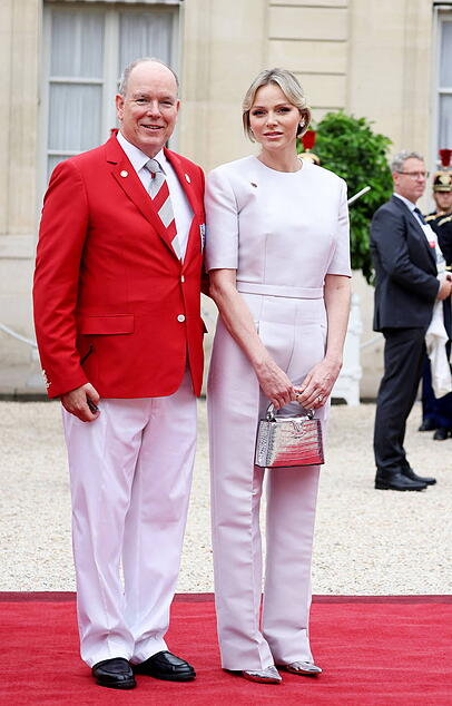 Stylischer Auftritt: Charlene von Monaco mit ihrem Mann Prinz Albert bei der Eröffnungszeremonie der Olympischen Spiele in Paris 2024. Stylischer Auftritt: Charlene von Monaco mit ihrem Mann Prinz Albert bei der Eröffnungszeremonie der Olympischen Spiele in Paris 2024.