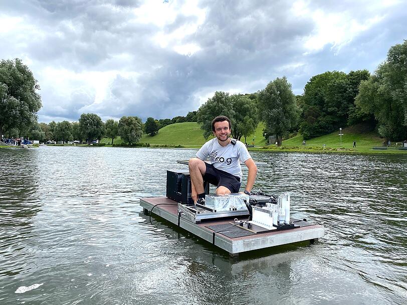 Pyrotechniker Felix Pfotenhauer von der Firma FOG Fireworks ist diesen Sommer für die Inszenierung des Feuerwerks verantwortlich. Hier sitzt er auf einer der Plattformen, von der aus die Raketenkunst in den Himmel sausen wird. Pyrotechniker Felix Pfotenhauer von der Firma FOG Fireworks ist diesen Sommer für die Inszenierung des Feuerwerks verantwortlich. Hier sitzt er auf einer der Plattformen, von der aus die Raketenkunst in den Himmel sausen wird.