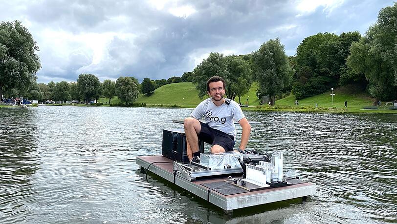 Pyrotechniker Felix Pfotenhauer von der Firma FOG Fireworks ist diesen Sommer für die Inszenierung des Feuerwerks verantwortlich. Hier sitzt er auf einer der Plattformen, von der aus die Raketenkunst in den Himmel sausen wird. Pyrotechniker Felix Pfotenhauer von der Firma FOG Fireworks ist diesen Sommer für die Inszenierung des Feuerwerks verantwortlich. Hier sitzt er auf einer der Plattformen, von der aus die Raketenkunst in den Himmel sausen wird.