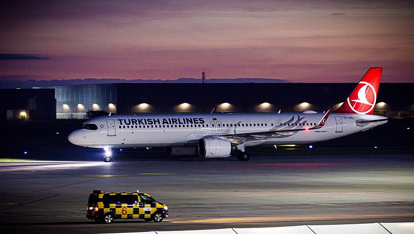 Ein Flugzeug rollt &uuml;ber das Flugfeld vom Flughafen Hannover-Langenhagen. Afghanen mit Aufnahmezusage sollen mit dem Linienflug ankommen sein.