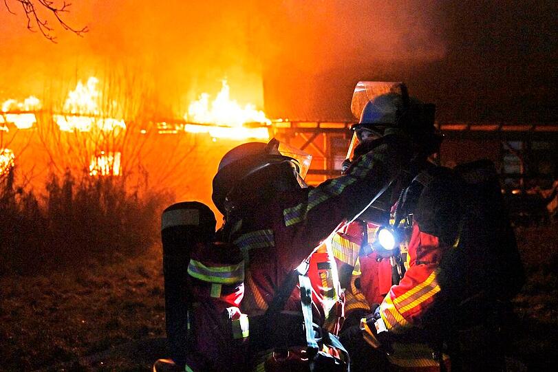 Bei dem Feuer auf dem Einödhof in der Nähe von Vilsbiburg entstand am späten Montagnachmittag zudem ein Schaden im mittleren sechsstelligen Bereich. Bei dem Feuer auf dem Einödhof in der Nähe von Vilsbiburg entstand am späten Montagnachmittag zudem ein Schaden im mittleren sechsstelligen Bereich.