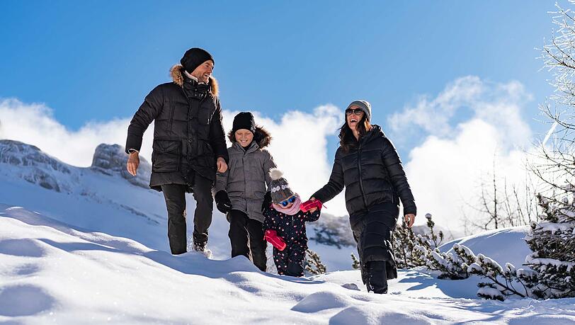 Abseits des Alltags, mitten im Schnee - Familienzeit.