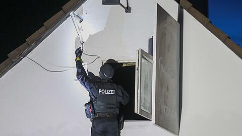 Razzien gibt es in Wohnungen und Gesch&auml;ftsr&auml;umen von Vereinsmitgliedern und Unterst&uuml;tzern, etwa in Hilden.