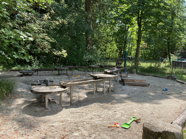 Auf dem Gel&auml;nde gibt es auch einen Spielplatz.