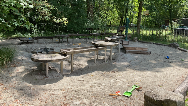 Auf dem Gel&auml;nde gibt es auch einen Spielplatz.