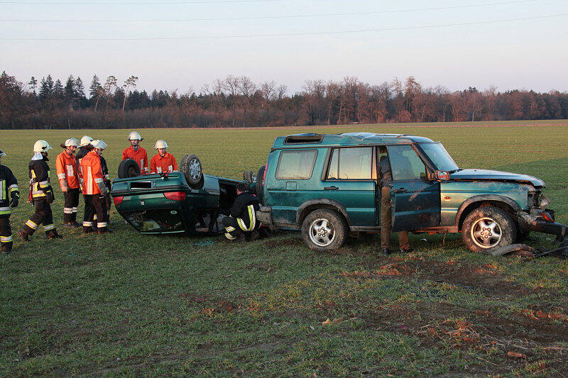 Schwerer Unfall bei Haiming: Der Fahrer des Peugeots wurde schwer verletzt von der Feuerwehr aus dem Wrack geborgen.