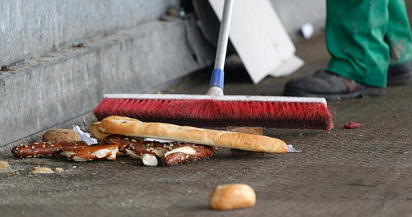Mitarbeiter von Müller-Brot reinigen am Donnerstag (08.03.2012) im Produktionsgebäude der Müller-Brot GmbH in Neufahrn. Nach jahrelangen Hygieneproblemen hatten die Aufsichtsbehörden die Müller-Brot-Fabrik in Neufahrn bei München Ende Januar 2012 geschlossen. Wenige Wochen später meldete das Unternehmen Insolvenz an.