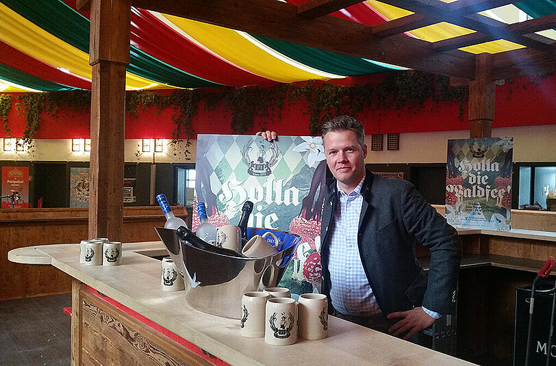 Wodka en Maß: Tom Kriegenherdt macht die P1-Bar im Hippodrom.