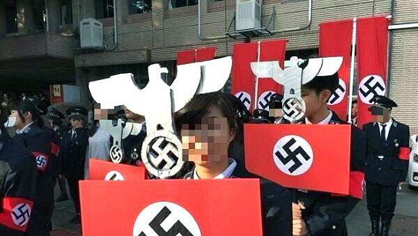 Nazi-Uniformen und "Sieg Heil"-Rufe beim Schul-Festakt in Taipeh. Nazi-Uniformen und "Sieg Heil"-Rufe beim Schul-Festakt in Taipeh.