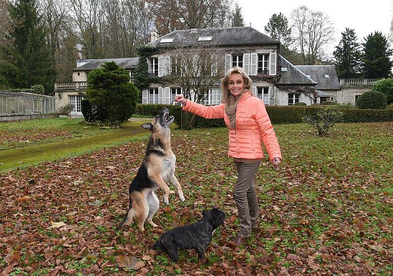 So zart, so stark: Hella Brice trennt sich schweren Herzens von dem Haus in Frankreich und den beiden Hunden.