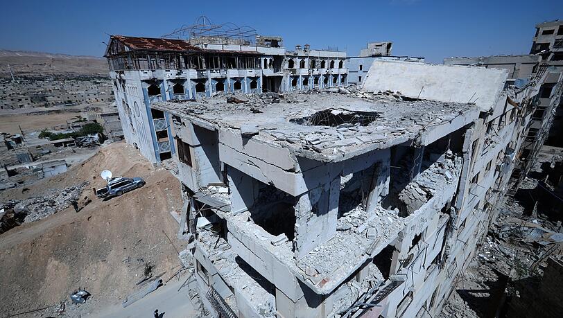 Duma: Ein Krankenhaus (l) nahe der Stelle, an der Giftgas eingesetzt worden sein soll. Nach der mutmaßlichen Giftgasattacke in Syrien läuft die internationale Krisendiplomatie auf Hochtouren. Doch erst jetzt haben die Ermittlungen der Organisation für ein Verbot der Chemiewaffen (OPCW) in Duma begonnen. Duma: Ein Krankenhaus (l) nahe der Stelle, an der Giftgas eingesetzt worden sein soll. Nach der mutmaßlichen Giftgasattacke in Syrien läuft die internationale Krisendiplomatie auf Hochtouren. Doch erst jetzt haben die Ermittlungen der Organisation für ein Verbot der Chemiewaffen (OPCW) in Duma begonnen.