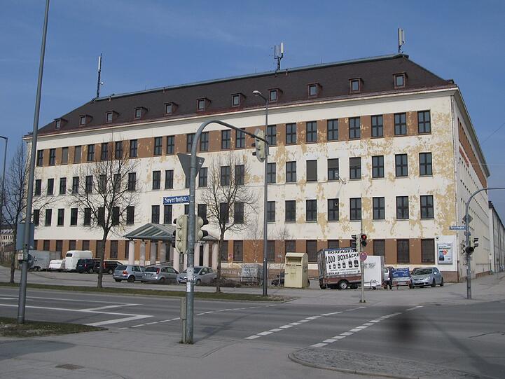 Harlaching: Dieses Gebäude ist ein Schandfleck, schreibt AZ-Leser Friedrich Uhl, der dieses Foto von der unschönen Fassade gemacht hat.