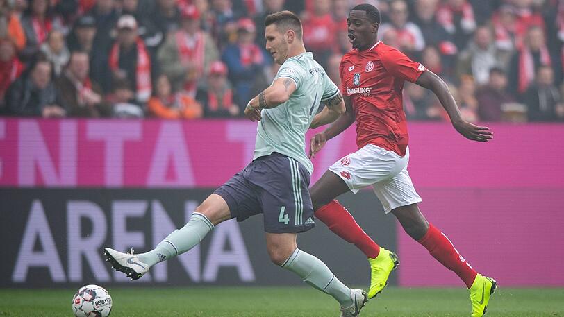 NIKLAS SÜLE, NOTE 3: Hatte es meist mit dem ebenso schnellen und ebenso bulligen Mainzer Mittelstürmer Mateta zu tun. Gewann die meisten Zweikämpfe auf seiner gewohnten rechten Seite in der zentralen Abwehr. Beim 1:1 wie alle zu passiv. Starker Antritt, Sololauf vors Tor &ndash; gehalten (80.).