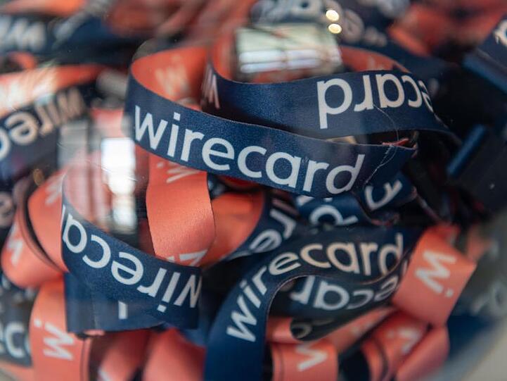 Umhängebändchen mit der Aufschrift "wirecard". Foto: Peter Kneffel/dpa/Archivbild