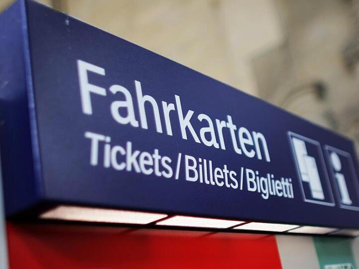 Zugtickets im Fernverkehr sollen von Anfang 2020 an günstiger werden.