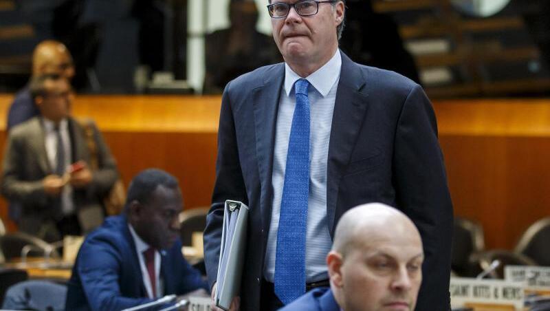Dennis Shea, US-Botschafter bei der Welthandelsorganisation, trifft zur Eröffnung des WTO-Generalrates ein. Dennis Shea, US-Botschafter bei der Welthandelsorganisation, trifft zur Eröffnung des WTO-Generalrates ein.
