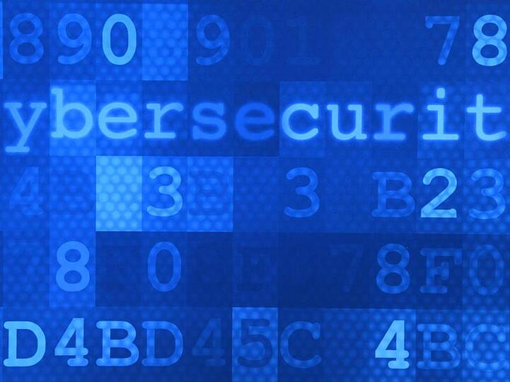 Das Wort "Cybersecurity" steht auf einem Plakat im Hasso-Plattner-Institut (HPI).