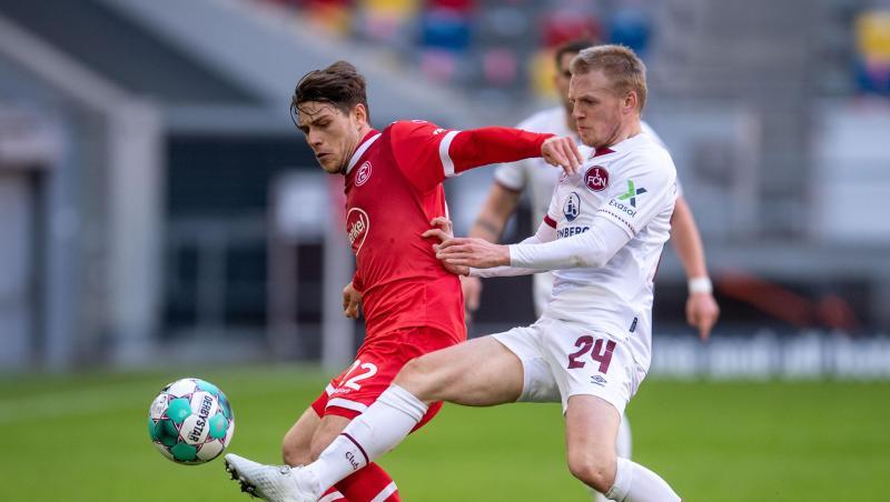 Düsseldorfs Leonardo Koutris und Nürnbergs Mats Möller Daehli (l-r.) kämpfen um den Ball.