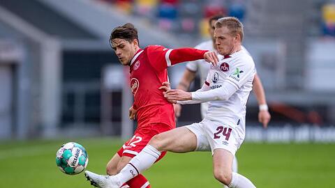 Düsseldorfs Leonardo Koutris und Nürnbergs Mats Möller Daehli (l-r.) kämpfen um den Ball.