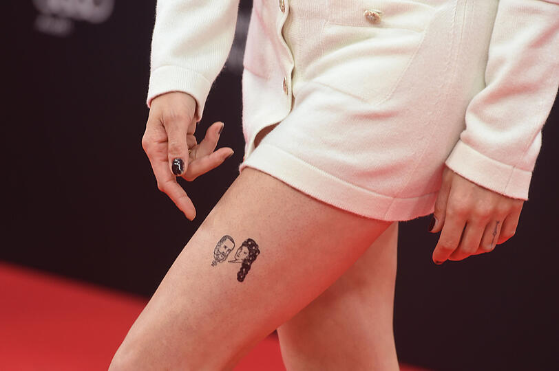 Vicky Krieps, Hauptdarstellerin des Eröffnungsfilms, zeigte ihr Tattoo bei ihrer Ankunft in der Isarphilharmonie. Es ist - natürlich? - Sisi.