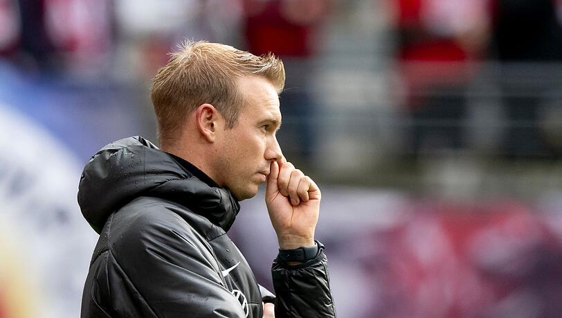 Wolfsburgs Trainer Tommy Stroot reagiert an der Seitenlinie.