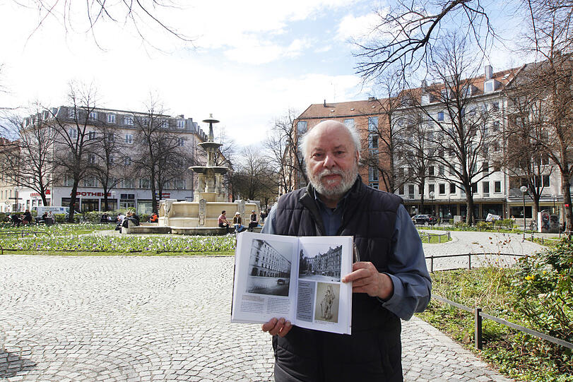 Er ist der Experte: Hermann Wilhelm, langjähriges BA-Mitglied und Gründer des Haidhausen Museums zeigt eine alte Aufnahme des Weißenburger Platzes. In der Mitte der Brunnen, der früher im Glaspalast des Botanischen Gartens und vorm alten Ostbahnhof stand.