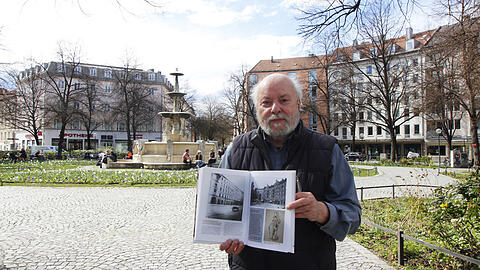 Er ist der Experte: Hermann Wilhelm, langjähriges BA-Mitglied und Gründer des Haidhausen Museums zeigt eine alte Aufnahme des Weißenburger Platzes. In der Mitte der Brunnen, der früher im Glaspalast des Botanischen Gartens und vorm alten Ostbahnhof stand.